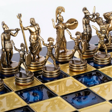 Pièces d'échecs mythologie grecque, détail des figurines dorées sur l'échiquier bleu et or