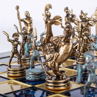 Pièces d'échecs mythologie grecque, gros plan sur le cavalier et les guerriers bleus
