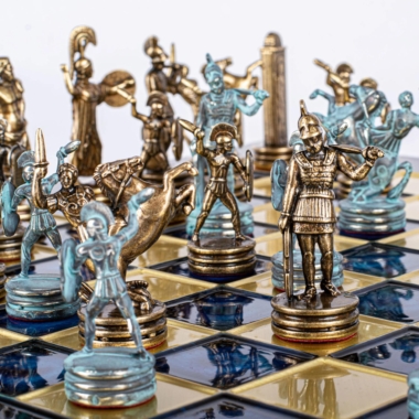 Pièces d'échecs mythologie grecque, vue rapprochée des figurines guerrières sur l'échiquier