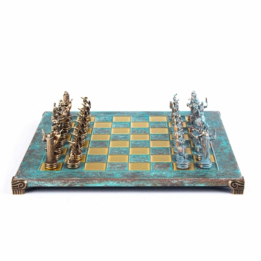 Ensemble d'échecs mythologie grecque, pièces bronze et bleu sur échiquier à pieds