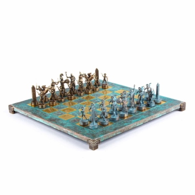 Ensemble d'échecs mythologie grecque, vue d'angle sur échiquier turquoise et or