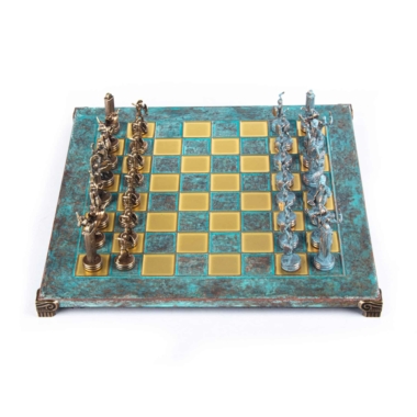 Ensemble d'échecs mythologie grecque, échiquier métallique patiné vu de dessus