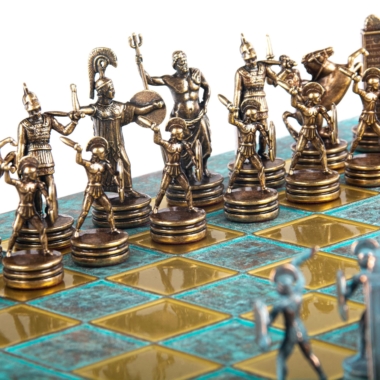 Pièces d'échecs mythologie grecque vues de près, dieux et guerriers finement détaillés