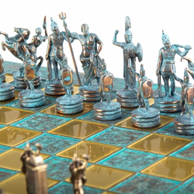 Détail des pièces d'échecs mythologie grecque, guerriers bronze face aux figures bleues