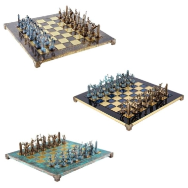 Ensemble d'échecs mythologie grecque, trois coloris de pièces et plateaux présentés