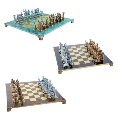 Ensemble d'échecs gréco-romain, trois vues de l'échiquier métallique et pièces bronze et bleues