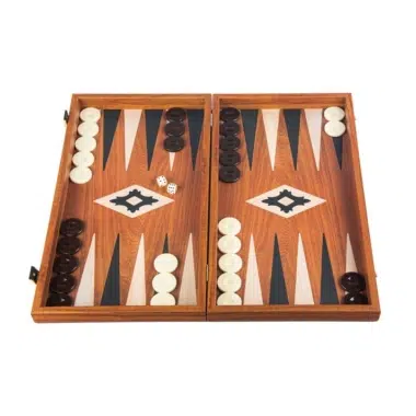 Backgammon en acajou ouvert avec pions noirs et blancs et dés