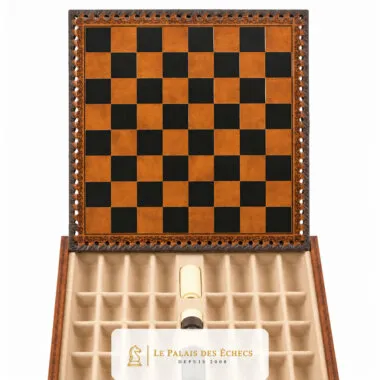 Coffret de rangement ouvert avec échiquier en cuir marron et compartiments