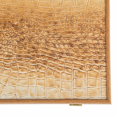 Coffret de backgammon, détail du cuir façon crocodile ivoire et marron