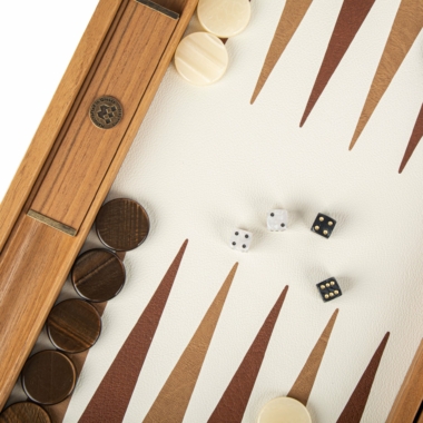 Vue rapprochée des dés et des flèches en cuir marron du plateau de backgammon