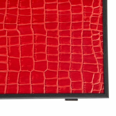 Backgammon Luxe, gros plan sur le cuir effet crocodile rouge et le coin du coffret