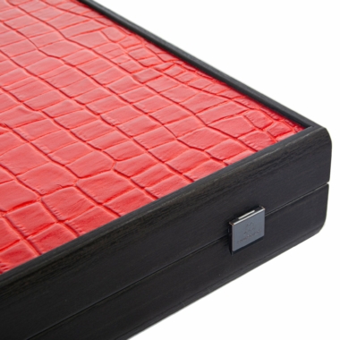 Backgammon Luxe en cuir effet crocodile rouge impérial, détail du coin et fermoir