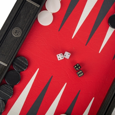 Backgammon Luxe, vue rapprochée du plateau rouge avec pions et dés en jeu