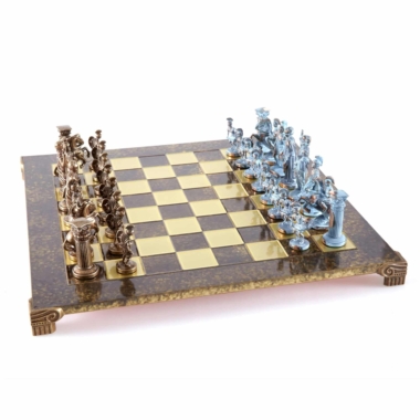 Échiquier métallique avec pièces bronze et bleues face à face, vue d'ensemble en angle