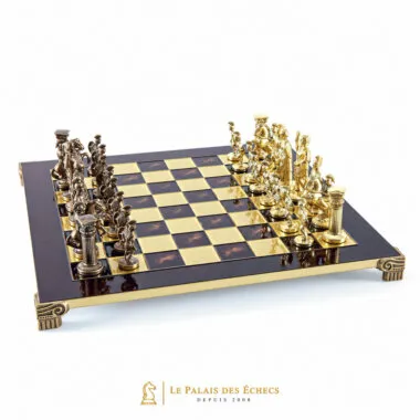 Ensemble jeu d'échecs gréco-romain bronze et doré, vue d'ensemble sur échiquier bordeaux