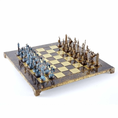 Ensemble d'échecs mythologie grecque sur échiquier marbré brun et or