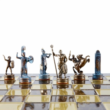 Pièces d'échecs mythologie grecque, roi, dame, cavalier et pions sur l'échiquier
