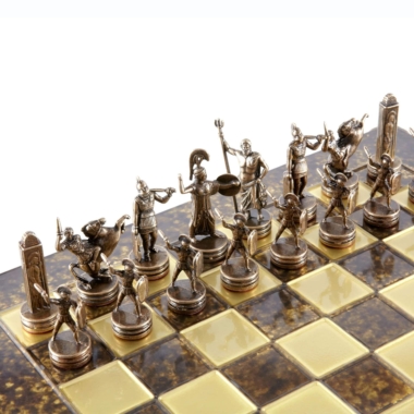 Pièces d'échecs mythologie grecque bleues détaillées, alignées sur l'échiquier métallique