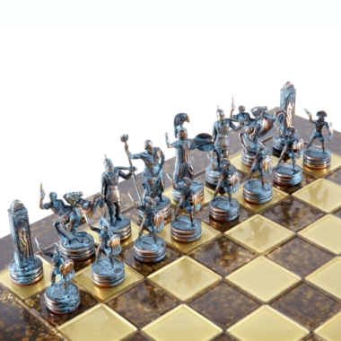 Pièces d'échecs mythologie grecque bronze et bleu, vue rapprochée des figurines