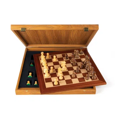 Jeu d'échecs en bois de rose et buis avec coffret en acajou et chêne ouvert