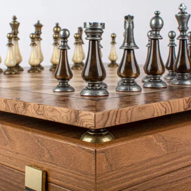 Angle du coffret de rangement surmonté de pièces d'échecs en étain