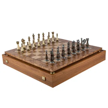 Ensemble complet avec échiquier en loupe de noyer posé sur son coffret