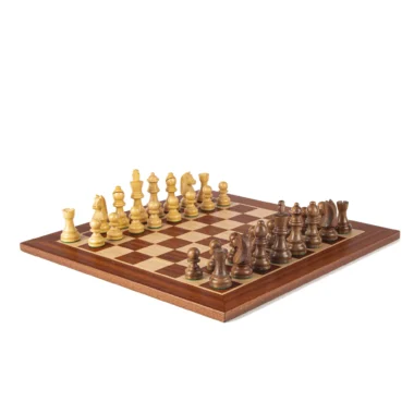 Échiquier en acajou et chêne présenté en perspective avec les pièces en jeu