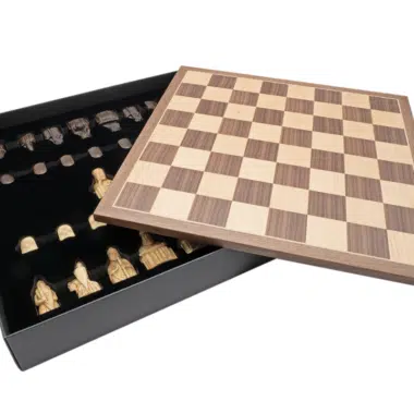 Coffret de rangement ouvert avec échiquier et pièces Ile de Lewis rangées