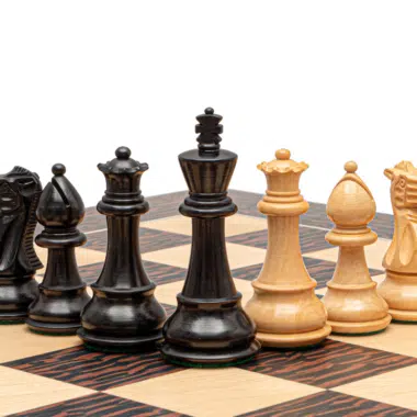 Ensemble de Jeu d’Echecs Classic Staunton en Bois de Buis et Echiquier en Bois d Erable et Ebène « tigre » – 55 x 55 cm