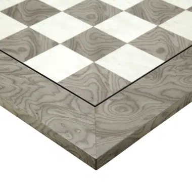 Détail du coin du plateau du jeu d'échecs à la finition soignée - Le Palais Des Echecs