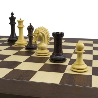 Vue de près sur les pièces du jeu d'échecs Sheffield Knight - Le Palais Des Echecs