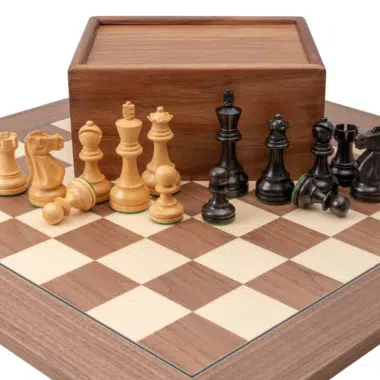 Pièces du jeu d'échecs Levisham disposées élégamment sur le plateau en bois - Le Palais Des Echecs