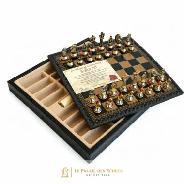Coffret d'échecs ouvert montrant le plateau en similicuir noir et le compartiment de rangement intérieur pour les pièces romaines