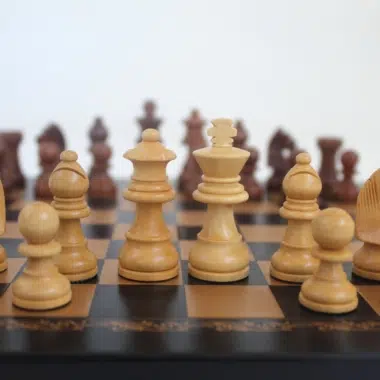 Petit Jeu d'Échecs Design : Pièces Staunton en Bois d'Acacia Lestées Roi 5 cm & Échiquier Similicuir Noir et Doré 26 x 26 cm